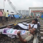 রেললাইন অবরোধ করে রেখেছেন আন্দোলনকারী শিক্ষার্থীরা