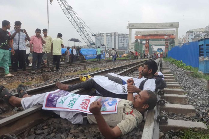 রেললাইন অবরোধ করে রেখেছেন আন্দোলনকারী শিক্ষার্থীরা