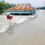 সময় যতই গড়াচ্ছে বন্যার ভয়াবহতা ততই বাড়ছে।