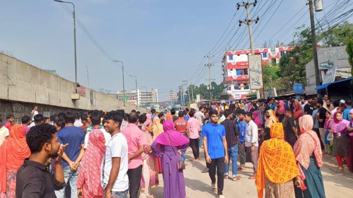 বিভিন্ন দাবিতে গাজীপুরে কারখানা শ্রমিকদের বিক্ষোভ,মহাসড়কে যানজট