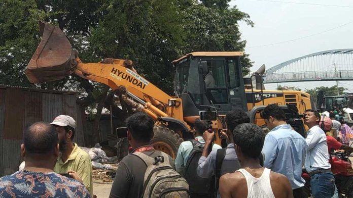 মিরপুরের কালশীর অবৈধ দোকানগুলো উচ্ছেদ করা হচ্ছে